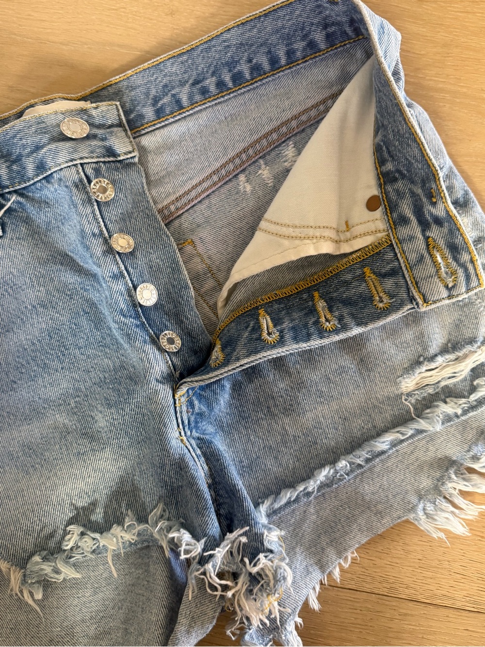 Agolde Parker distressed denim shorts in Swapmeet - Picture 8 of 9